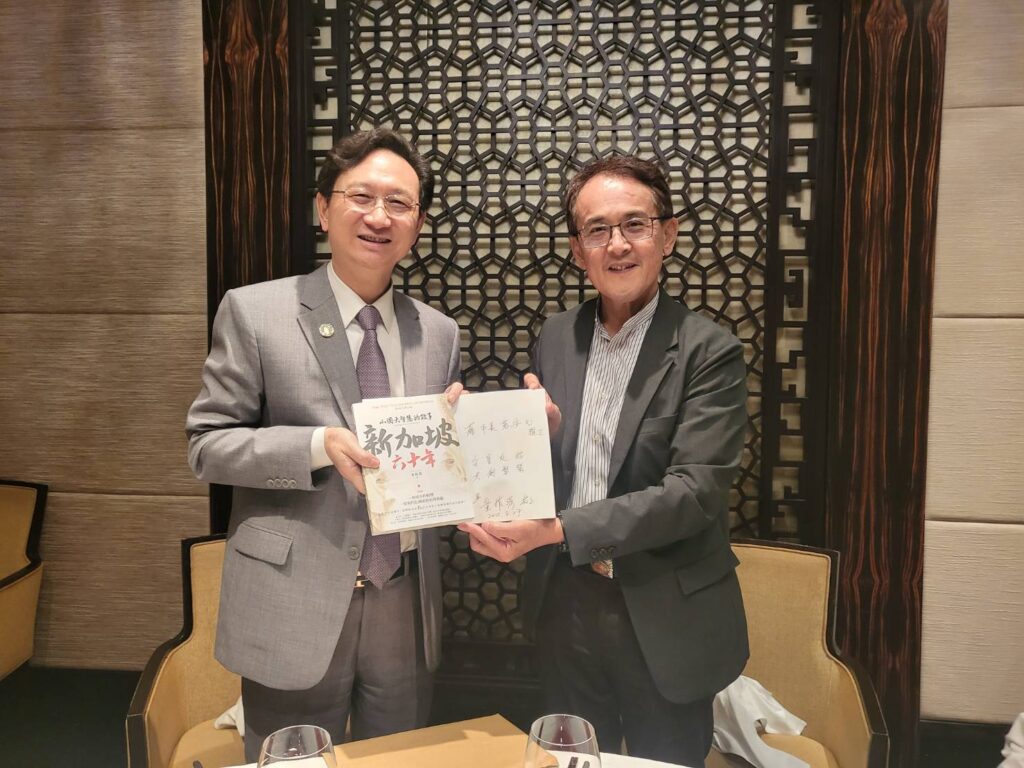 %E9%A7%90%E6%98%9F%E4%BB%A3%E8%A1%A8%E7%AB%A5%E6%8C%AF%E6%BA%90%E8%87%B4%E8%B4%88%E6%96%B0%E6%9B%B8%E3%80%8A%E6%96%B0%E5%8A%A0%E5%9D%A1%E5%85%AD%E5%8D%81%E5%B9%B4%E3%80%8B%E4%BA%88%E5%8C%97%E5%B8%82%E5%AE%A2%E5%A7%94%E6%9C%83%E4%B8%BB%E5%A7%94%E5%90%B3%E6%96%87%E5%BE%B7%EF%BC%8C%E5%BC%B7%E5%8C%96%E8%87%BA%E6%98%9F%E5%AE%A2%E5%AE%B6%E6%96%87%E5%8C%96