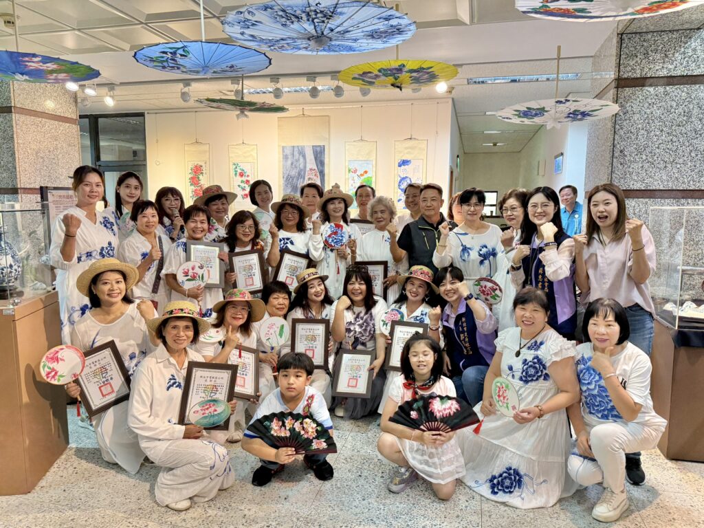 「閃亮藝啟-青花再現」鶯歌區婦女大學師生成果展