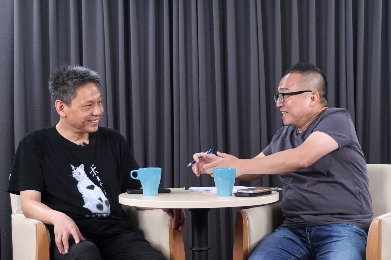 民住黨秘書長周榆修（右）與主持人謝寒冰（左）。圖/記者陳思豪攝