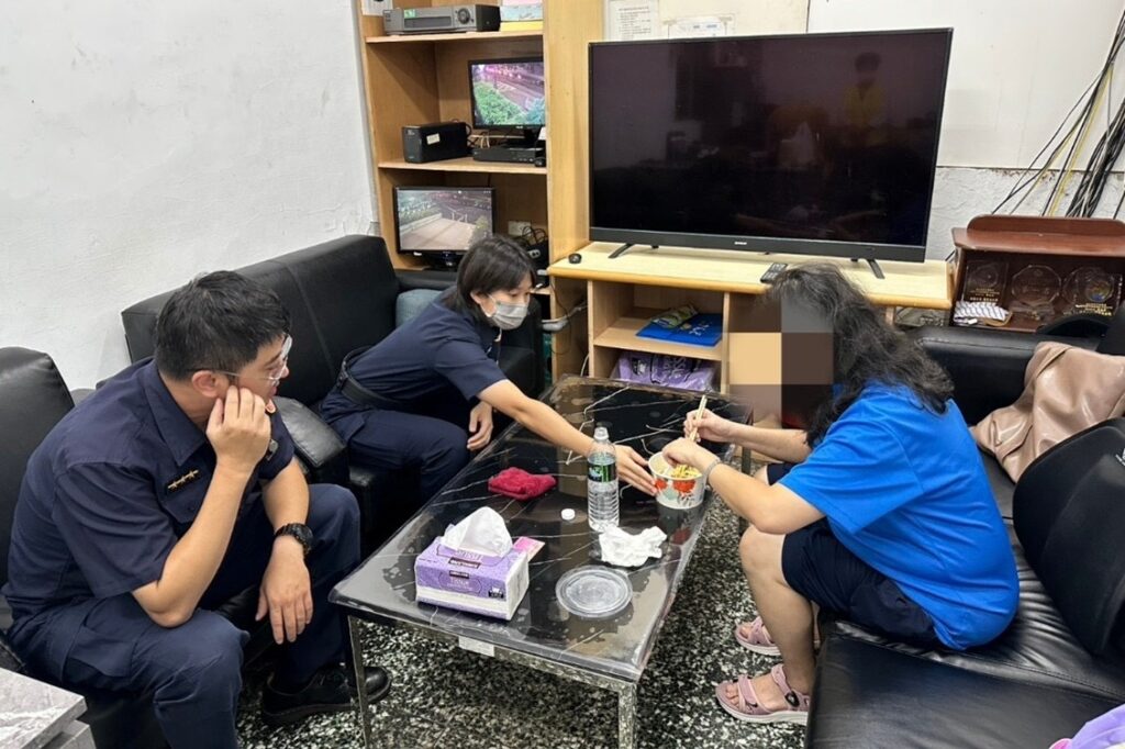 女子走失無助 北投暖警協助與家人重逢 2 MEITU 20250829 100614982