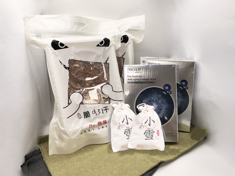 新北觀光工廠超值主題禮包8/29限量開賣 3 《圖說》「閒閒放鬆包」,包含阮的肉干產業館的脆片肉紙、玉美人孕婦裝觀光工廠的節氣好YUN香隨束口袋以及自然美生技觀光工廠的凝時之泌抗老奇蹟面膜,一盒滿足療癒與自我享受的慢活體驗。〈經發局提供〉