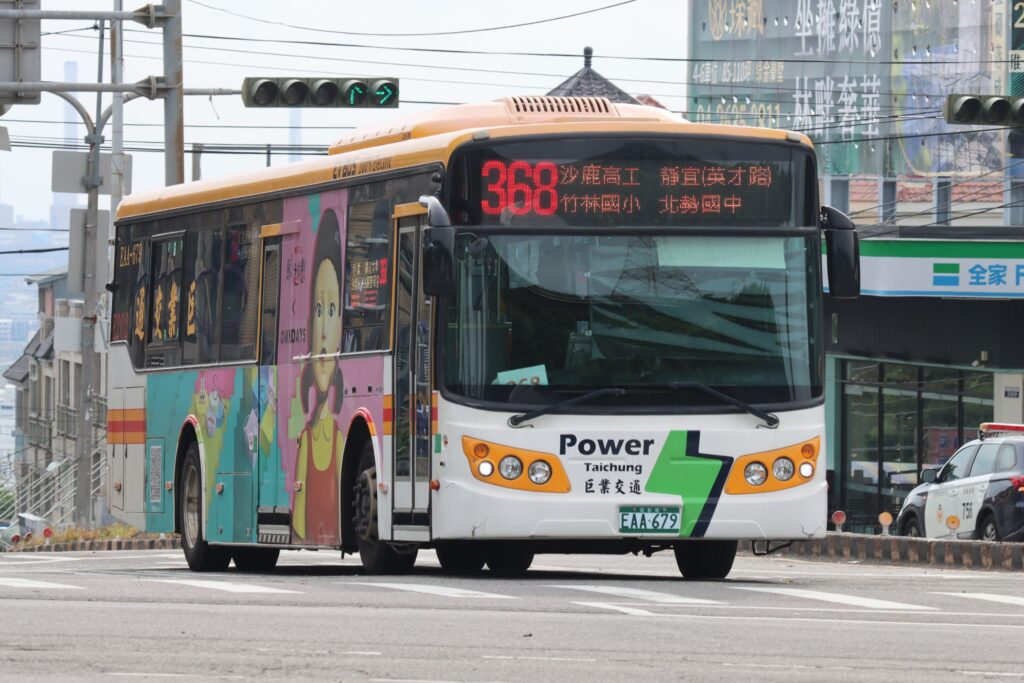 迎接9/1開學 中市跳蛙公車全面恢復服務 1 %E9%BC%93%E5%8B%B5%E5%AD%B8%E7%94%9F%E6%90%AD%E4%B9%98%E5%B8%82%E5%85%AC%E8%BB%8A%E9%80%9A%E5%8B%A4 %E5%B8%82%E5%BA%9C%E6%8C%81%E7%BA%8C%E8%AA%BF%E6%95%B4%E4%B8%A6%E5%A2%9E%E9%97%A2%E8%B7%AF%E7%B7%9A %E6%8F%90%E5%8D%87%E4%B9%98%E8%BB%8A%E4%BE%BF%E5%88%A9%E6%80%A7