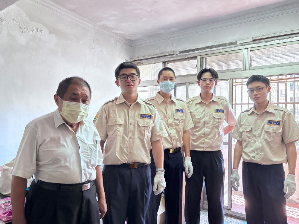 關懷獨居長者 林口公所役男友善服務助清整環境 1 《圖說》林口區公所今日協同役男至李伯伯家清潔打掃。〈林口公所提供〉