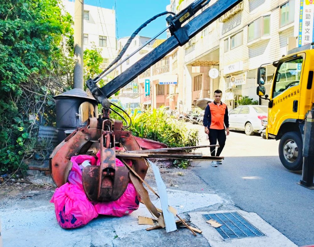 關懷獨居長者 林口公所役男友善服務助清整環境 2 《圖說》謝謝林口清潔隊協力,讓有愛的服務更完整。〈林口公所提供〉