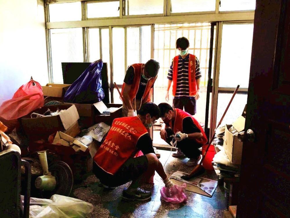 關懷獨居長者 林口公所役男友善服務助清整環境 3 《圖說》華山基金會志工團隊同步協助整理伯伯長年累月的居家物品。〈林口公所提供〉