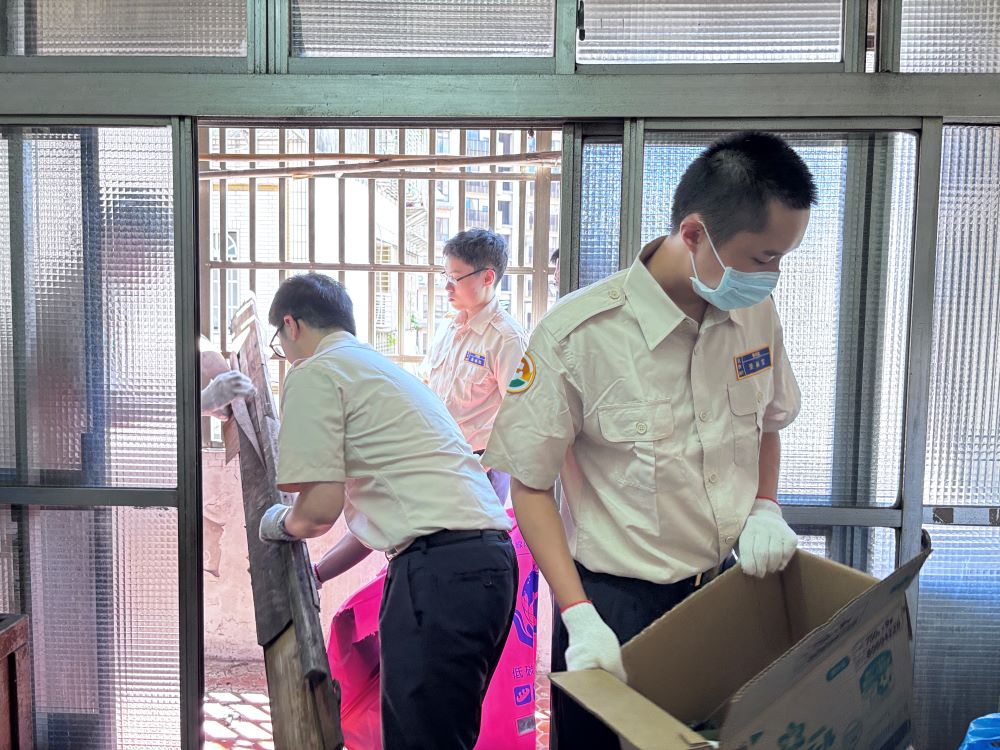 關懷獨居長者 林口公所役男友善服務助清整環境 4 《圖說》今日4名役男童心協力清潔獨老家居環境,讓伯伯安心還屋入住機構。〈林口公所提供〉