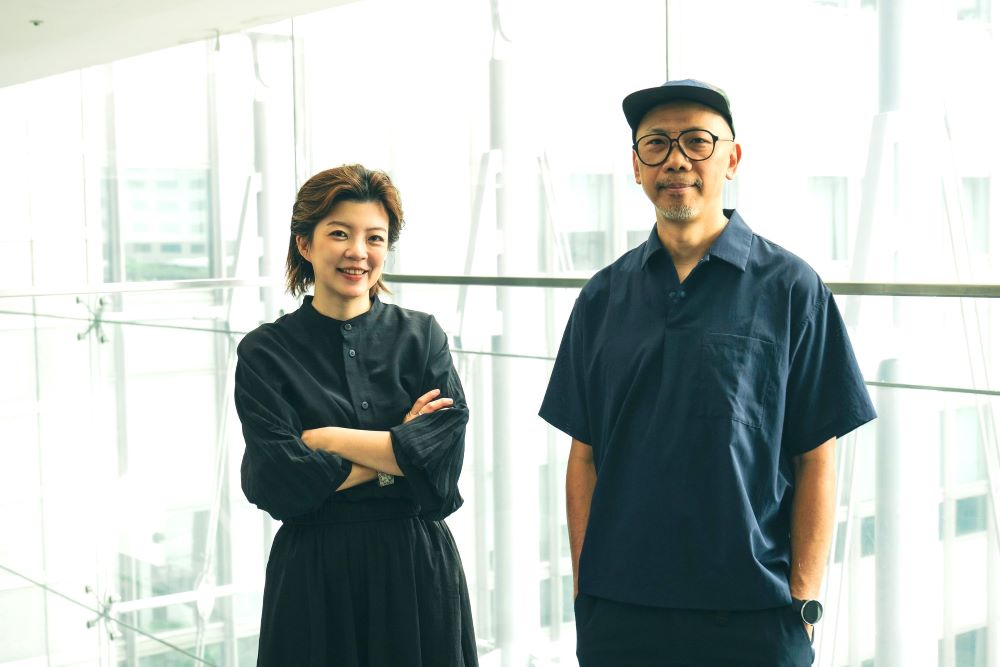 《圖說》客家局長劉冠吟與洋蔥設計創辦人黃家賢，共同為客家傳統祭典詮釋出嶄新模樣。〈客家局提供〉