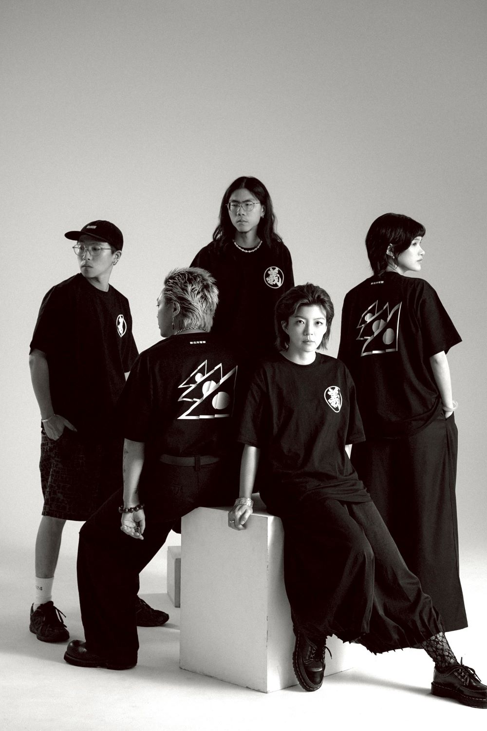 《圖說》跳脫以往的鮮明色彩，讓工作同仁以黑令旗的「黑色」出現，化身當年保護家園的義民。〈客家局提供〉