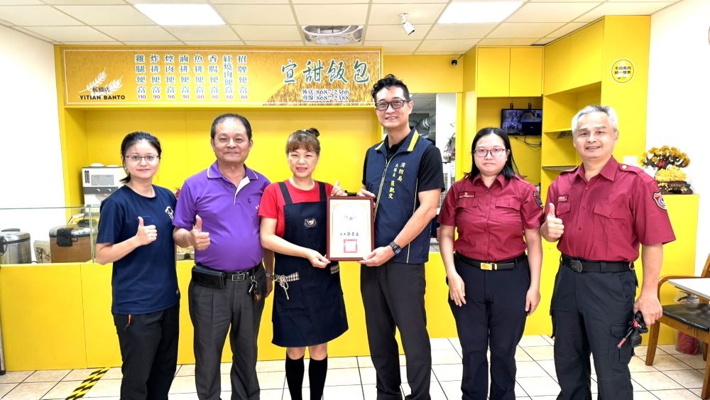 新北消感謝第一時間救災里長、暖心送餐宜甜飯包 2 《圖說》第一大隊長羅凱文感謝「宜甜飯包」提供便當,慰勞辛苦救災人員,讓專注搶救的消防弟兄們能即時補充體力。〈第一大隊提供〉