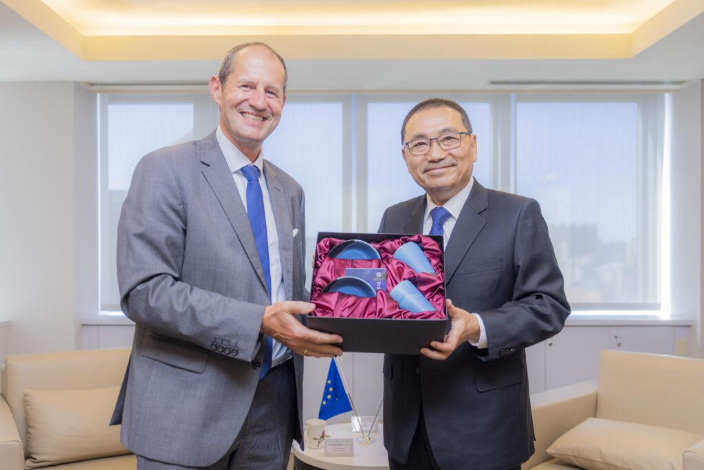 %E4%BE%AF%E5%B8%82%E9%95%B7%E8%87%B4%E8%B4%88%E9%B6%AF%E6%AD%8C%E9%99%B6%E7%93%B7%E7%B5%A6%E8%B0%B7%E5%8A%9B%E5%93%B2%E8%99%95%E9%95%B7%EF%BC%88%E5%B7%A6%EF%BC%89