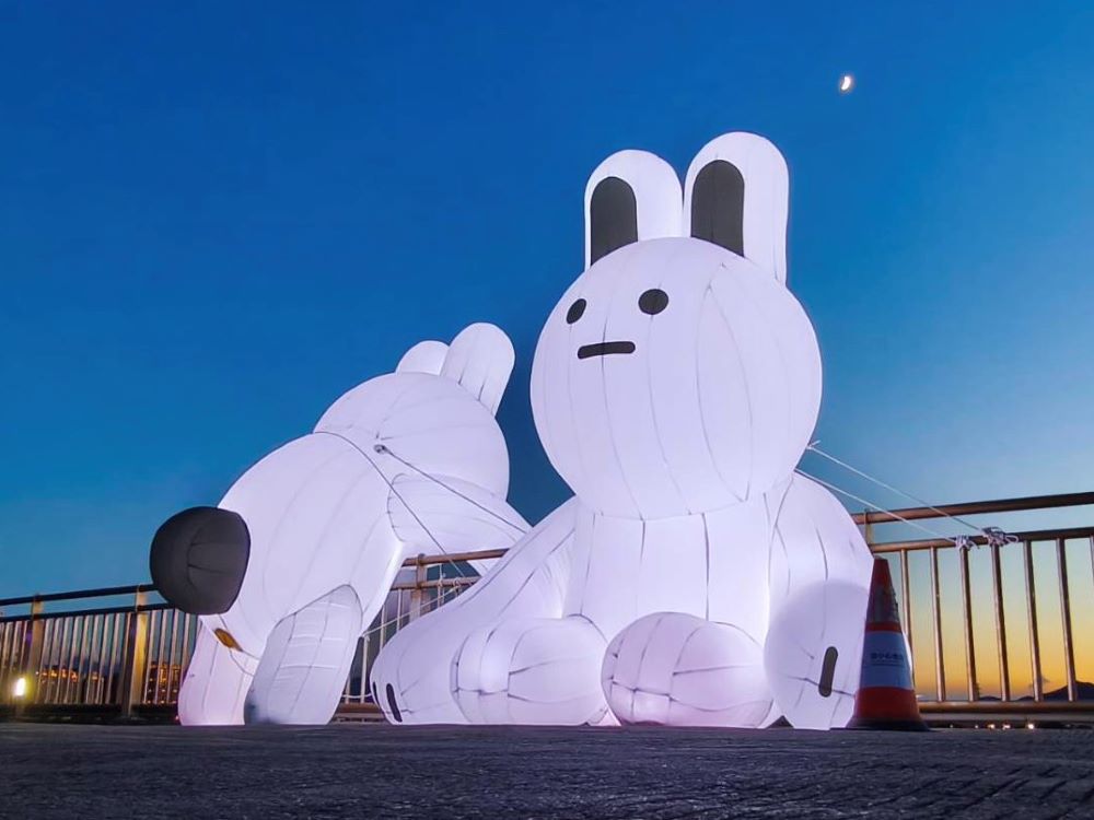 療癒可愛兔兔Q 新月橋限定萌翻登場 1 《圖說》兔兔Q在秋高氣爽的夜晚準備迎接中秋的到來。〈高灘處提供〉