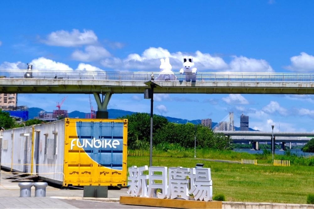 療癒可愛兔兔Q 新月橋限定萌翻登場 2 《圖說》兔兔Q在新月廣場及新月橋上等待大家一起來合照。〈高灘處提供〉