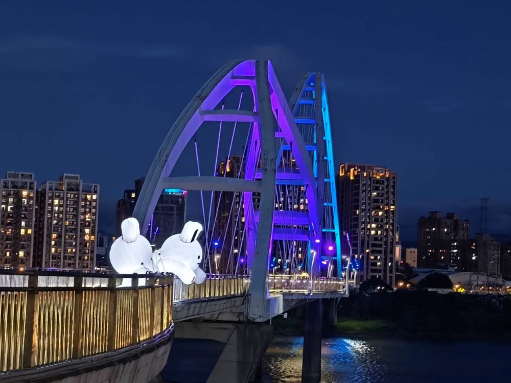 療癒可愛兔兔Q 新月橋限定萌翻登場 3 《圖說》新月橋光雕搭配兔兔Q,適合駐足拍照美照。〈高灘處提供〉