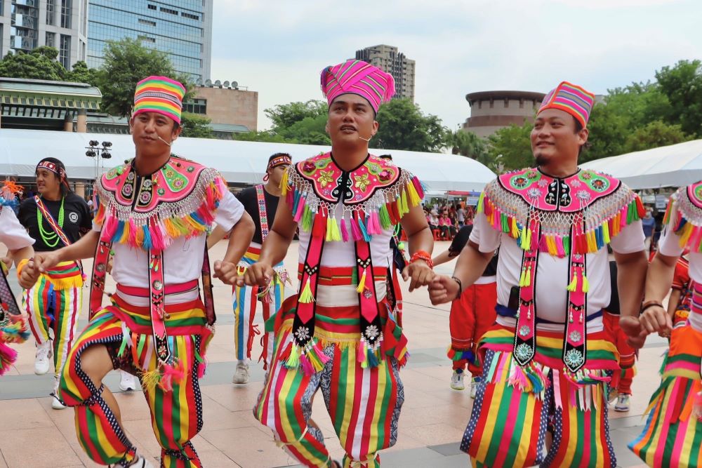 跨世代傳承場面壯觀 新北「嶼海交織」原民千人齊聚歡慶 1 《圖說》114年新北市原住民族聯合文化活動領唱團體-僅那鹿角部落。〈原民局提供〉
