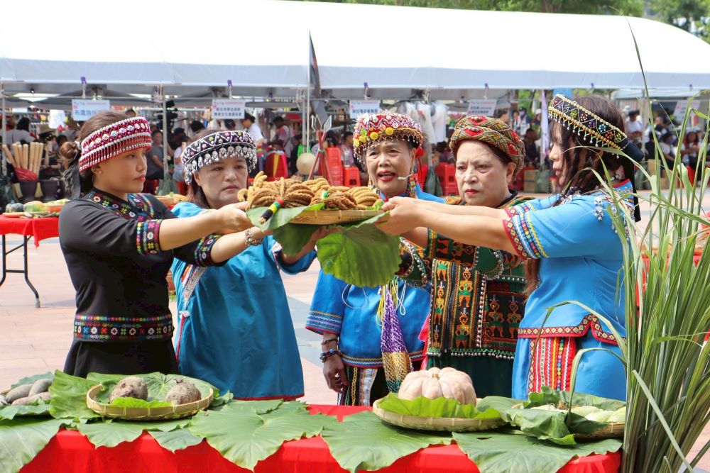 跨世代傳承場面壯觀 新北「嶼海交織」原民千人齊聚歡慶 3 《圖說》各族祈福儀式。〈原民局提供〉