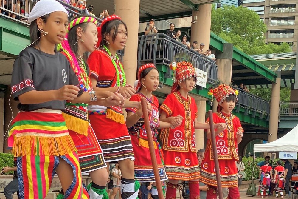 跨世代傳承場面壯觀 新北「嶼海交織」原民千人齊聚歡慶 4 《圖說》領唱團體-新北市三重區原住民族發展協進會。〈原民局提供〉