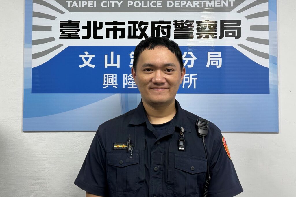 提款理由 累格3秒 婦人遭阻拍桌怒斥管太多 警察成功救回百萬 1 MEITU 20250831 093608069