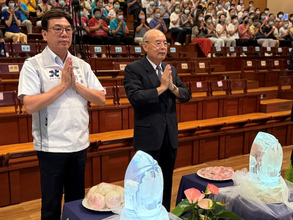 慈濟吉祥祈福活動 劉和然祈求天地人間平安 2 《圖說》劉和然於活動中進行齋食獻供,為市民祈福,以求社會平安祥和。〈民政局提供〉