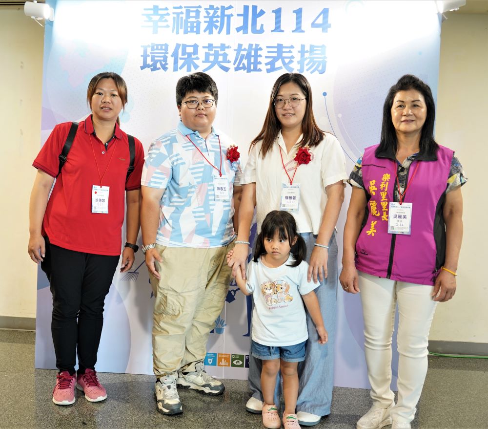 跨世代薪火相傳 新北表揚環保英雄 4 《圖說》環保青年組3位獲獎者合影,左起;許蕙如、陳春玉及羅雅馨。〈環保局提供〉