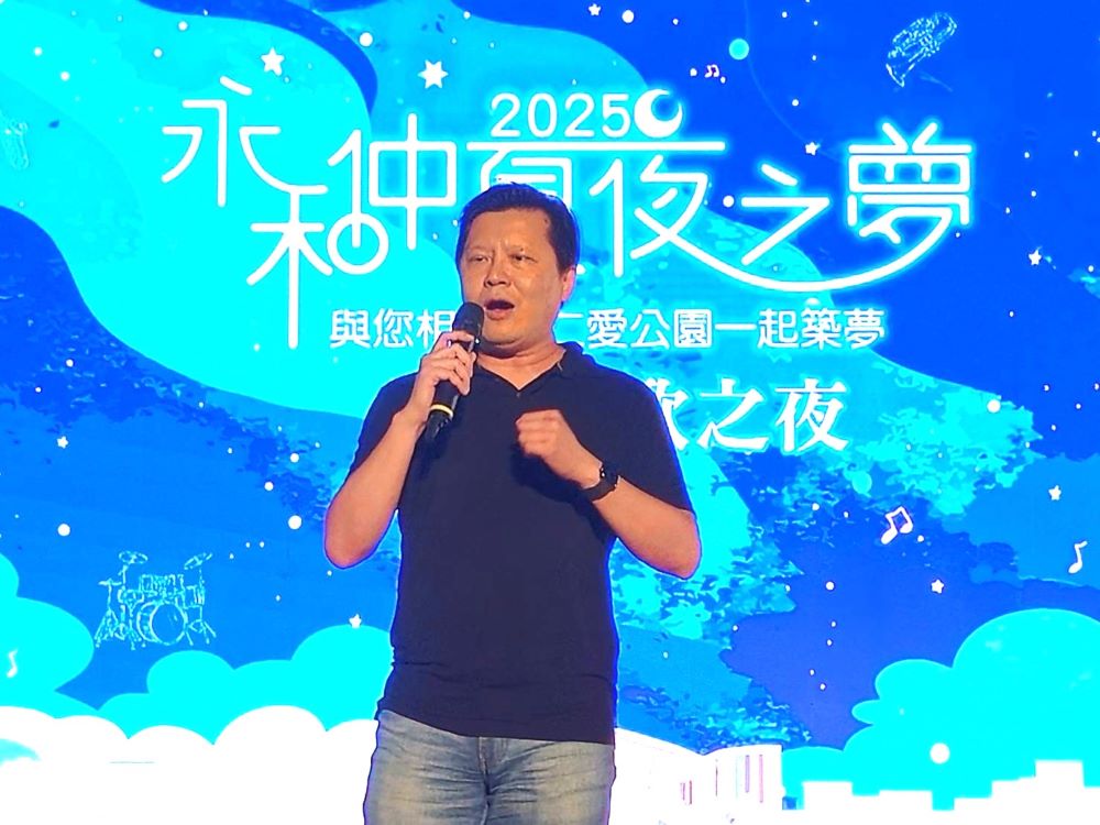 永和仲夏夜之夢圓滿落幕 9/6西洋經典老歌接棒 2 《圖說》副市長朱惕之與民眾合唱同歡,展現個人獨特的魅力及親和力。〈永和區公所提供〉