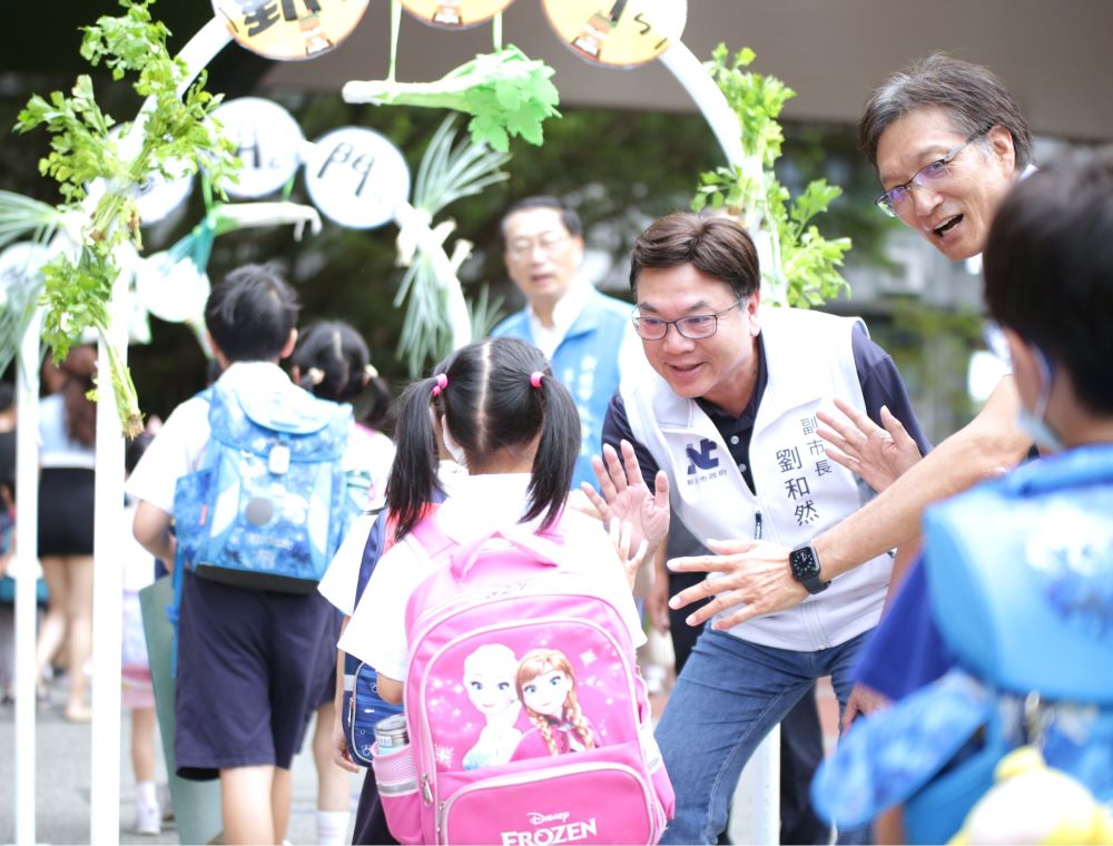 《圖說》劉和然副市長陪伴學童穿越通過「勤學門、聰明門、乖乖門」，在寓教於樂的儀式中迎接。〈教育局提供〉