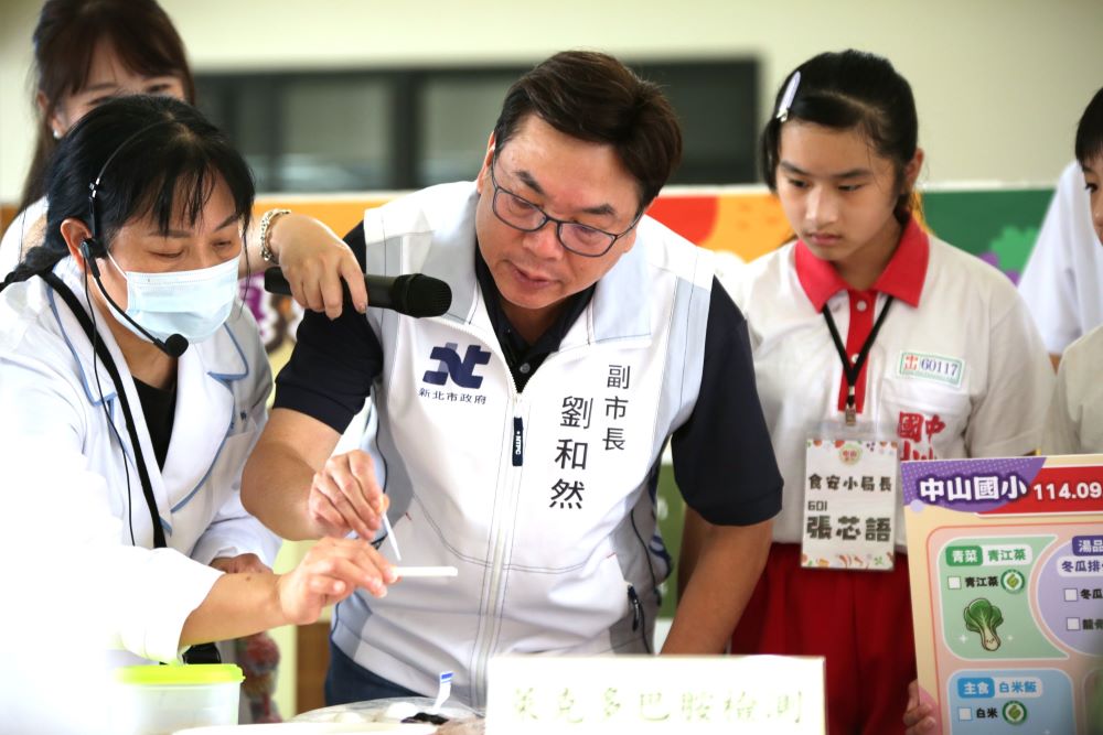 《圖說》劉和然副市長在營養師的陪同下進行食材試劑抽驗。〈教育局提供〉