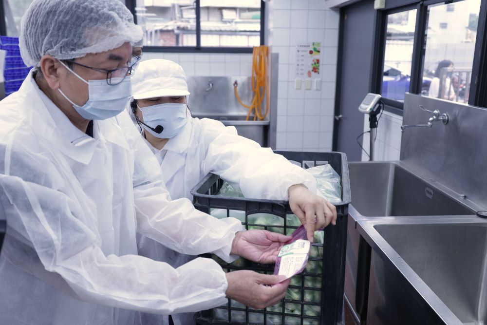 《圖說》劉和然副市長走進學校廚房親自檢視校園午餐製備流程。〈教育局提供〉