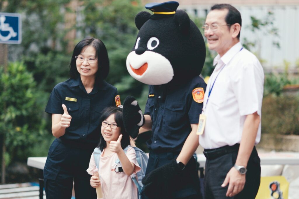 警察熊寶陪你開學 擊掌送暖安全守護不缺席 1 MEITU 20250901 111549174