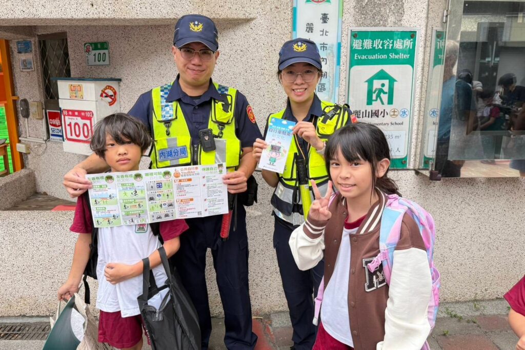 警察熊寶陪你開學 擊掌送暖安全守護不缺席 3 MEITU 20250901 111702606