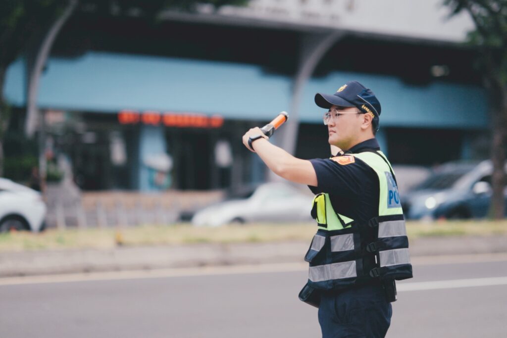 警察熊寶陪你開學 擊掌送暖安全守護不缺席 5 MEITU 20250901 111728792