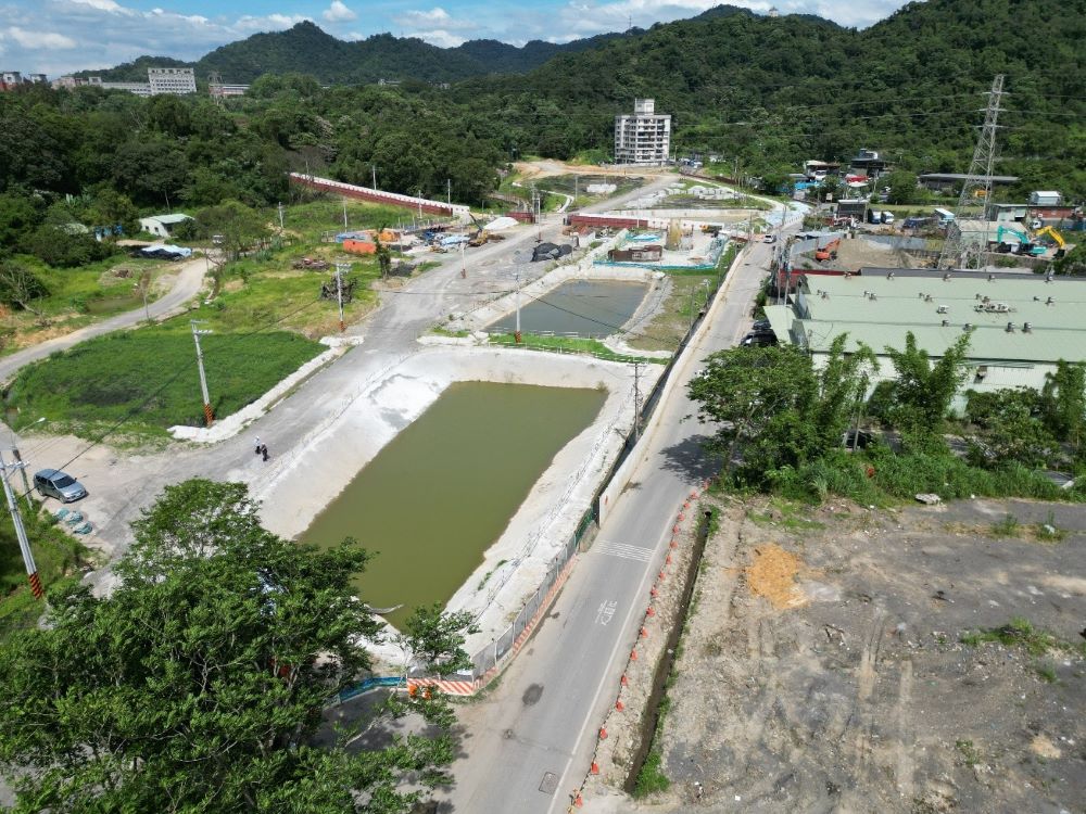 「緊盯」排水安全層層把關 新北〈獨步〉查核公共工程 1 《圖說》檢視土城司法園區內沉砂池及滯洪池空拍照片,確保大雨時可發揮滯洪效果。〈水利局提供〉