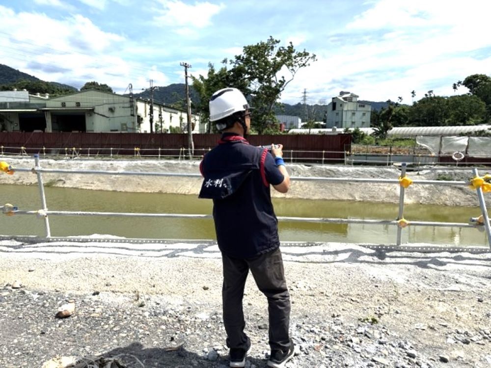 「緊盯」排水安全層層把關 新北〈獨步〉查核公共工程 2 《圖說》水利技師針對重劃工程辦理空拍檢視作業,檢查區內排水狀況。〈水利局提供〉