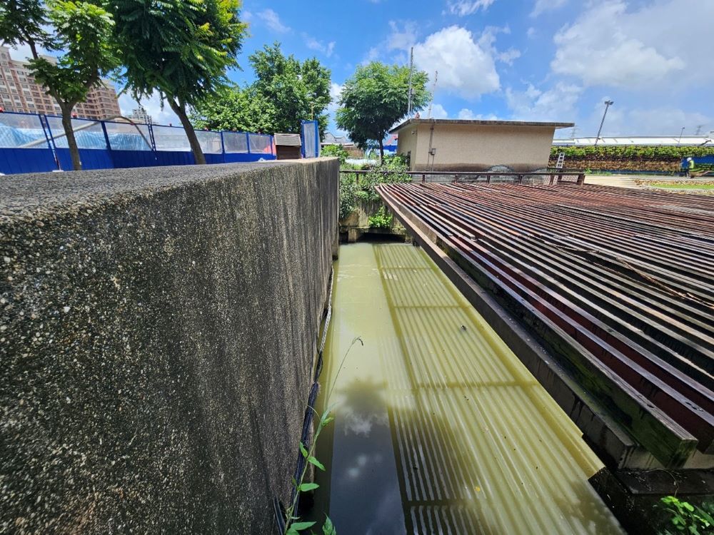 「緊盯」排水安全層層把關 新北〈獨步〉查核公共工程 3 《圖說》檢視捷運工程周邊既有排水渠道,確認是否有臨時設施影響排水。〈水利局提供〉