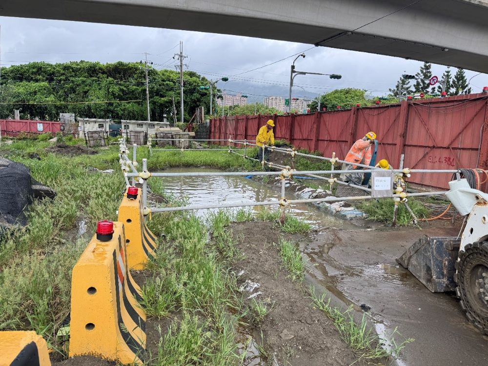 「緊盯」排水安全層層把關 新北〈獨步〉查核公共工程 4 《圖說》淡江大橋工程臨時滯洪設施檢查,降低施工期間工區及周遭道路積水風險。〈水利局提供〉