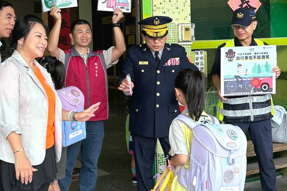 暑期結束 南港開學日由警來護 8 MEITU 20250901 123945880
