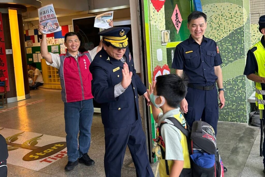 暑期結束 南港開學日由警來護 9 MEITU 20250901 123959260