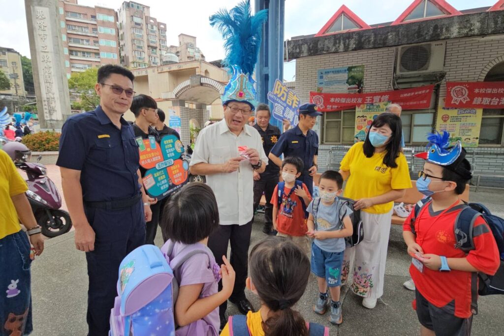 基警陪 童 迎開學 全面強化交通及校園安全 15 %E4%B8%89