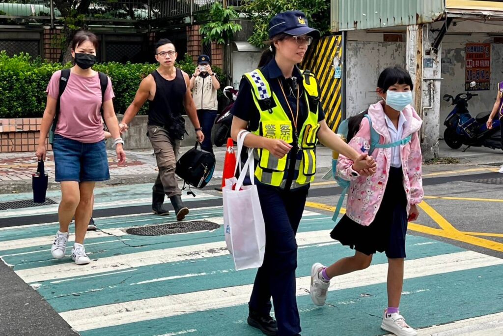 基警陪 童 迎開學 全面強化交通及校園安全 18 %E5%85%AD