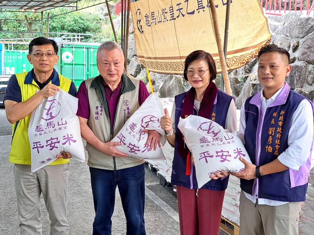 《圖說》真慶宮主委曾福灶(左2） 由社會局長李美珍（右2）代表受贈。〈社會局提供〉