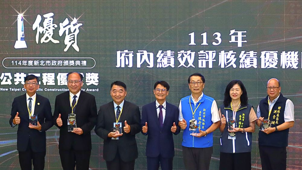 《圖說》陳純敬副市長（中）頒發113年府內績效評核績優機關獎項，勉勵各單位持續精進，打造優質工程。〈工務局提供〉