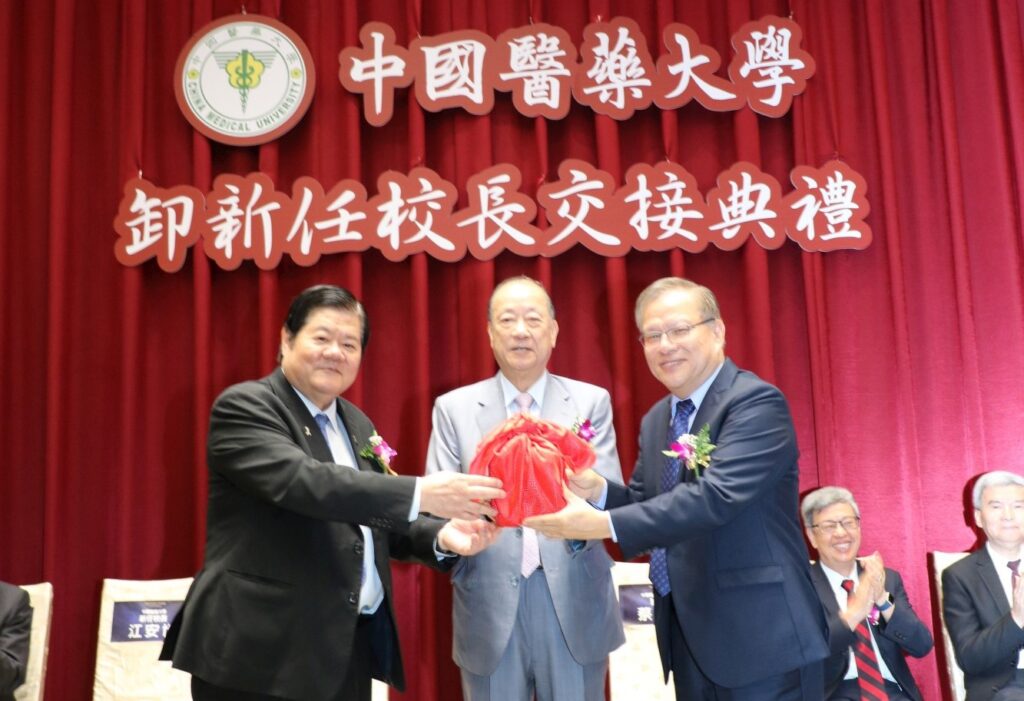 腦神經權威江安世接任中醫大校長 提出發展智慧醫療等辦學願景 1 %E8%94%A1%E9%95%B7%E6%B5%B7%E8%91%A3%E4%BA%8B%E9%95%B7%E4%B8%BB%E6%8C%81%E4%B8%AD%E5%9C%8B%E9%86%AB%E8%97%A5%E5%A4%A7%E5%AD%B8%E5%8D%B8%E6%96%B0%E4%BB%BB%E6%A0%A1%E9%95%B7%E4%BA%A4%E6%8E%A5%EF%BC%8C%E5%8F%B3%E7%82%BA%E6%96%B0%E4%BB%BB%E6%A0%A1%E9%95%B7%E6%B1%9F%E5%AE%89%E4%B8%96%E9%99%A2%E5%A3%AB%E3%80%82%E5%B7%A6%E7%82%BA%E5%8D%B8%E4%BB%BB%E6%A0%A1%E9%95%B7%E6%B4%AA%E6%98%8E%E5%A5%87%E9%99%A2%E5%A3%AB2000