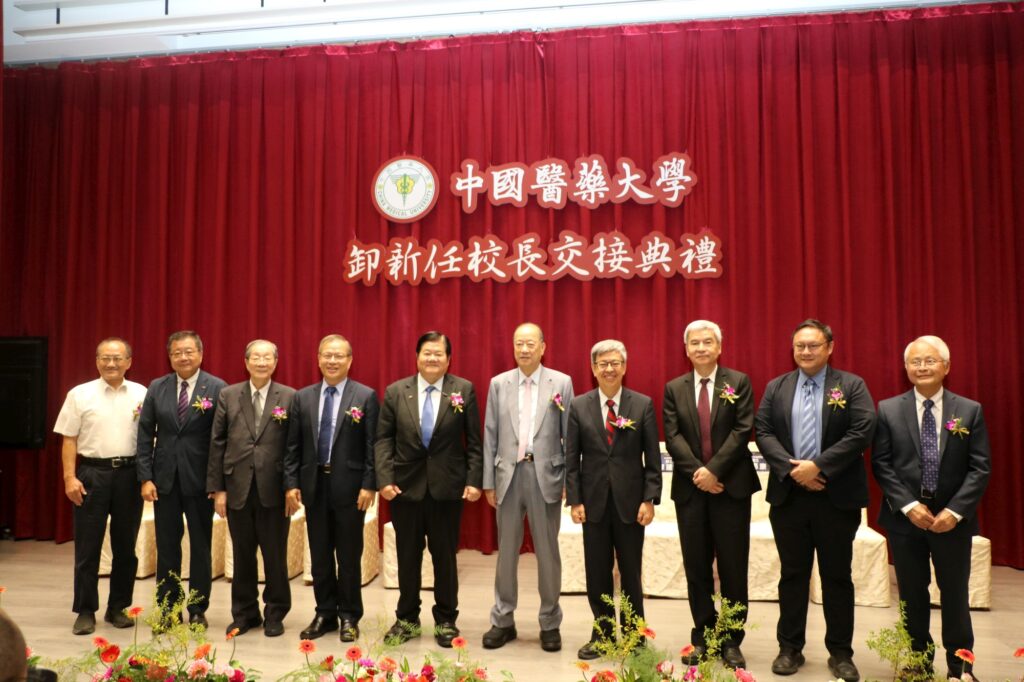 腦神經權威江安世接任中醫大校長 提出發展智慧醫療等辦學願景 3 %E8%94%A1%E9%95%B7%E6%B5%B7%E8%91%A3%E4%BA%8B%E9%95%B7%E8%88%87%E5%87%BA%E5%B8%AD%E4%B8%AD%E5%9C%8B%E9%86%AB%E8%97%A5%E5%A4%A7%E5%AD%B8%E5%8D%B8%E6%96%B0%E4%BB%BB%E6%A0%A1%E9%95%B7%E4%BA%A4%E6%8E%A5%E5%85%B8%E7%A6%AE%E8%B2%B4%E8%B3%93%E5%90%88%E5%BD%B12000