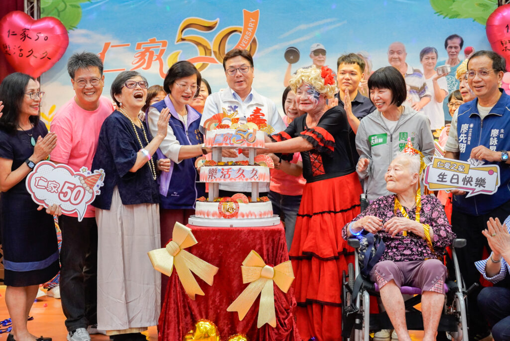 %E5%8A%89%E5%92%8C%E7%84%B6%E8%88%87%E4%BB%81%E5%AE%B6%E9%95%B7%E8%BC%A9%E4%B8%80%E8%B5%B7%E5%90%88%E5%88%87%E8%9B%8B%E7%B3%95 %E7%A5%9D%E7%A6%8F%E4%BB%81%E5%AE%B650 %E6%A8%82%E6%B4%BB%E4%B9%85%E4%B9%85