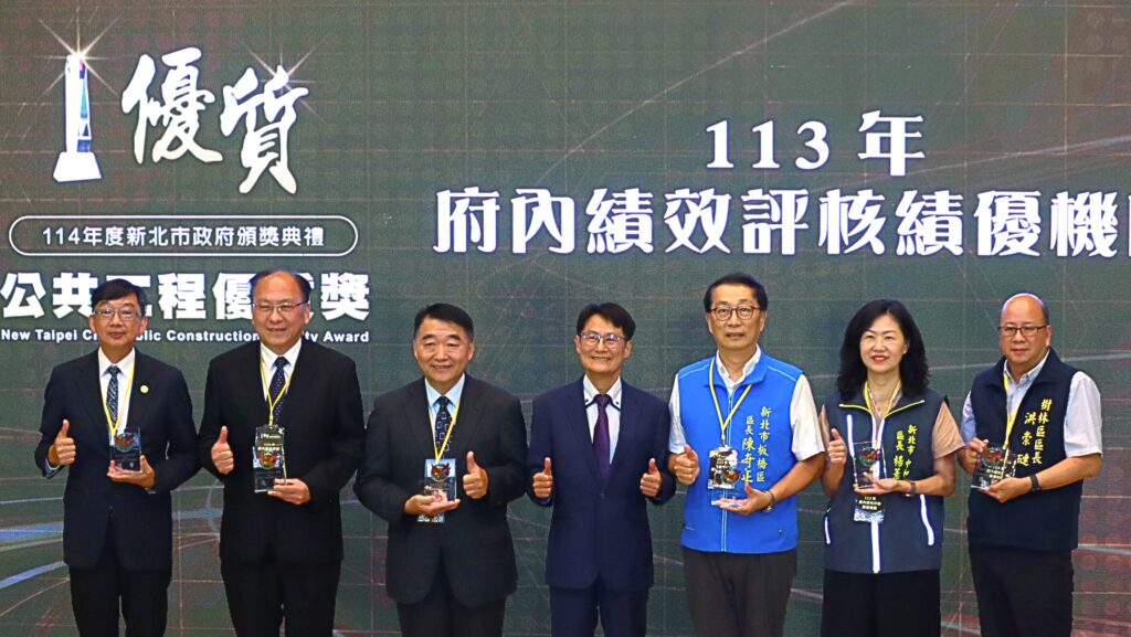 %E9%99%B3%E7%B4%94%E6%95%AC%E5%89%AF%E5%B8%82%E9%95%B7%EF%BC%88%E4%B8%AD%EF%BC%89%E9%A0%92%E7%99%BC113%E5%B9%B4%E5%BA%9C%E5%85%A7%E7%B8%BE%E6%95%88%E8%A9%95%E6%A0%B8%E7%B8%BE%E5%84%AA%E6%A9%9F%E9%97%9C%E7%8D%8E%E9%A0%85%EF%BC%8C%E5%8B%89%E5%8B%B5%E5%90%84%E5%96%AE%E4%BD%8D%E6%8C%81%E7%BA%8C%E7%B2%BE%E9%80%B2%EF%BC%8C%E6%89%93%E9%80%A0%E5%84%AA%E8%B3%AA%E5%B7%A5%E7%A8%8B