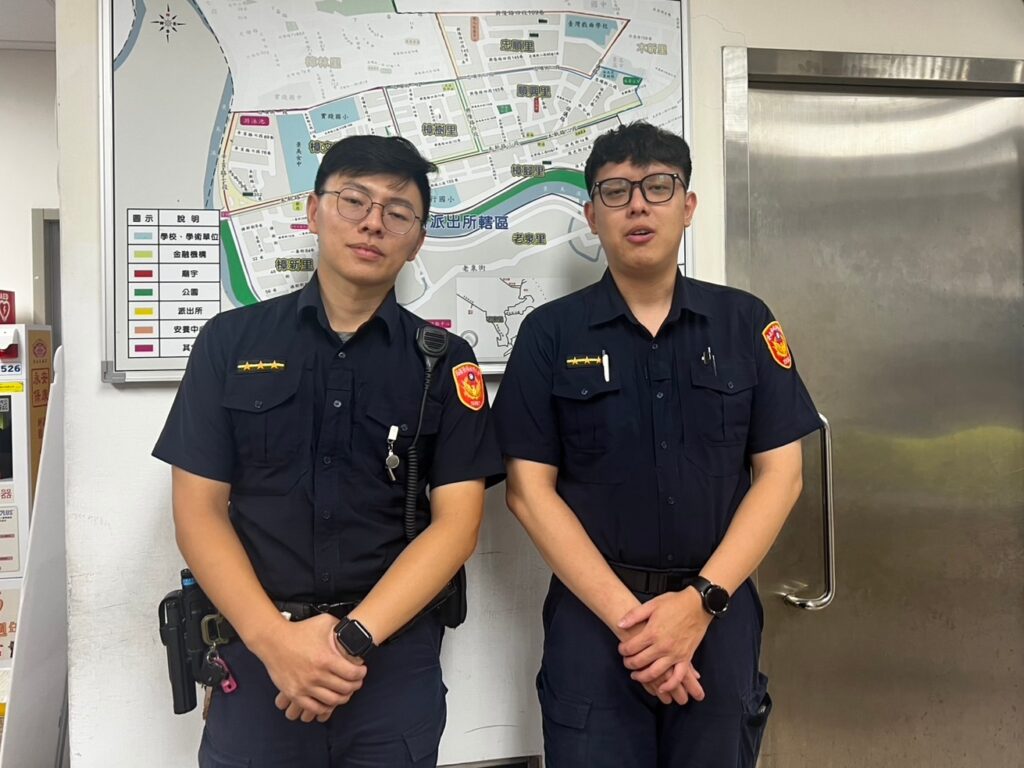 小男孩忘帶鑰匙徬徨超商前 文一暖警與民合力護童安全 1 MEITU 20250903 085311897