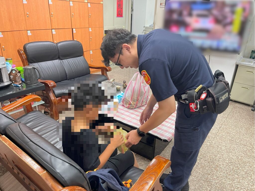 小男孩忘帶鑰匙徬徨超商前 文一暖警與民合力護童安全 2 1756860621340