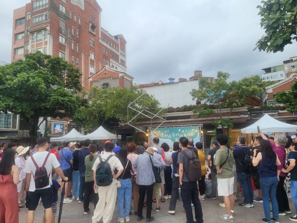 秋遊新北商圈好熱鬧 四大特色活動接力登場 2 《圖說》淡水商圈「2024淡水右岸好好生活節」街頭藝人表演。〈經發局提供〉