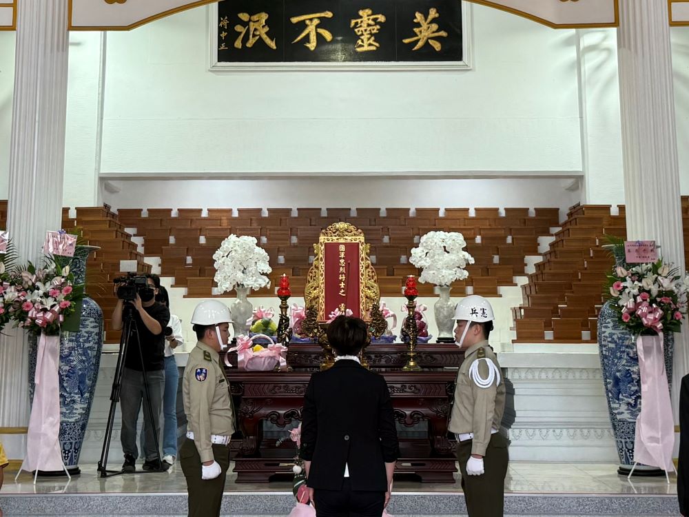 《圖說》現場儀典隆重，充滿對軍人英魂的敬仰與思念。〈民政局提供〉