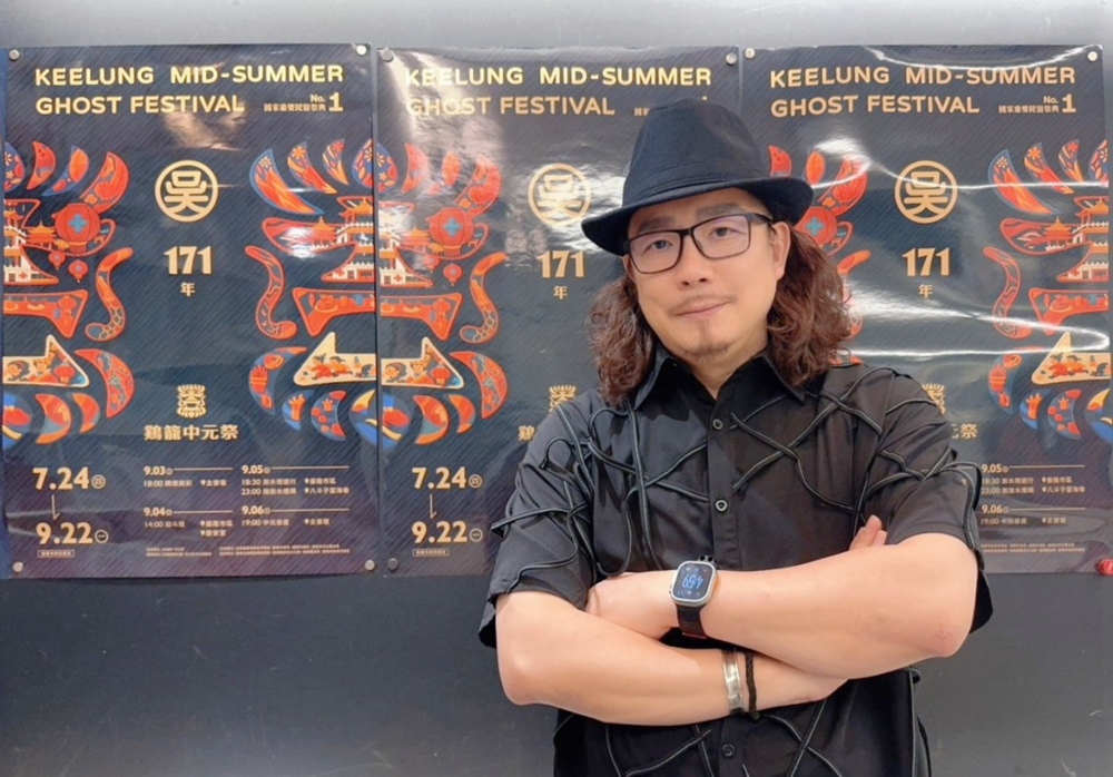 ▲吳介民因一頭獅子王辛巴的秀髮，被學生暱稱「獅王」，台灣大型商業活動不少視覺設計都是出自於他所帶領的藍本設計團隊。(圖/藍本設計提供)