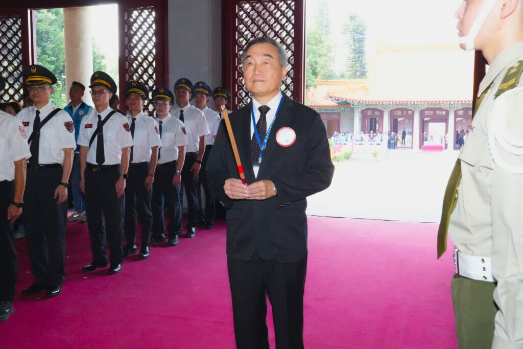 中市秋祭國殤典禮 勇消分隊長張敬謙入祀北區忠烈祠 1 %E9%BB%83%E5%89%AF%E5%B8%82%E9%95%B7%E5%B8%B6%E9%A0%98%E5%90%84%E7%95%8C%E8%88%87%E6%9C%83%E4%BB%A3%E8%A1%A8 %E7%83%88%E5%A3%AB%E9%81%BA%E6%97%8F%E5%AE%B6%E5%B1%AC%E7%A5%AD%E7%A5%80%E8%BF%BD%E6%80%9D